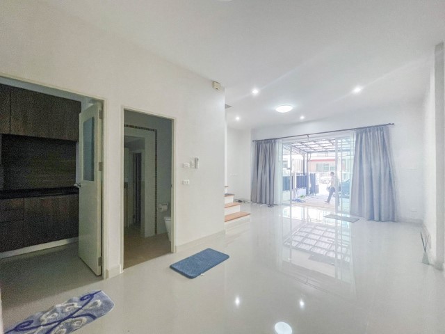 *****ทาวน์โฮมมือสอง ม.ชวนชื่นโมดัส วิภาวดี เนื้อที่กว้างขวางมากถึงเกือบ 25 ตร.ว. ฟังก์ชัน 3 ห้องนอน 3 ห้องน้ำ หน้าบ้านจอดรถได้ 2 คัน บ้านสไตล์ Home Office บนทำเลแห่งการเดินทาง ใกล้ฟิวเจอร์พาร์ค รังสิต และทางด่วน "อุตราภิมุข" ในราคาคุ้มสุดในย่าน!